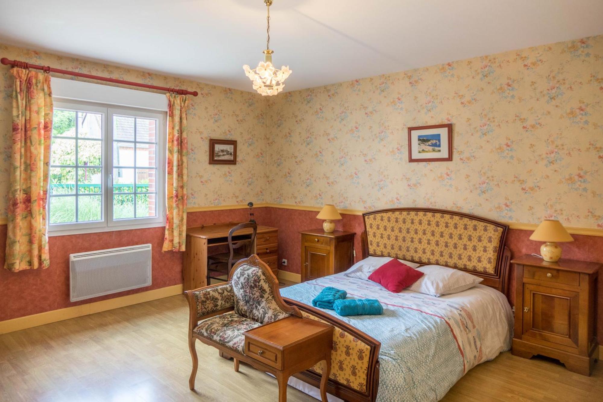 Chantilly ,petit Dejeuner Et Table D'hotes Possible * Noyers (Loiret)